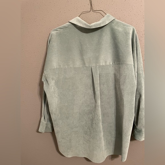 Women’s Zara button up shirt. Size Large. Soft material. (READ DESCRIPTION) - Picture 6 of 7